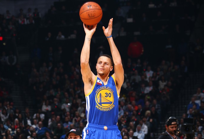 Stephen Curry se torna o primeiro jogador a atingir a marca de 3.000 bolas  de três pontos na NBA