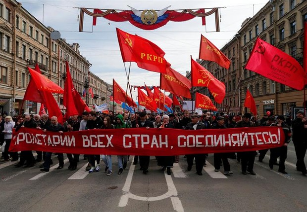 Em São Petesburgo, os cidadãos realizaram uma marcha para comemorar o dia Internacional do Trabalho (Foto: ANATOLY MALTSEV/EFE)