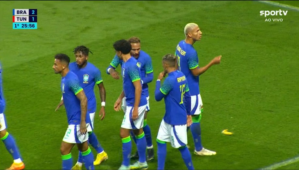 Após gol de Richarlison, em Brasil x Tunísia, uma banana é arremessada em campo — Foto: Reprodução/Sportv