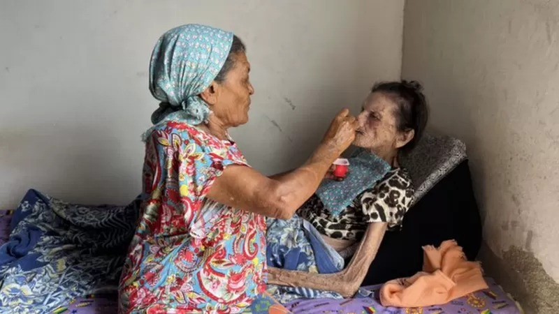 Ex-agricultora brasileira Josefa Maria da Conceição, que diz ter 120 anos, só recentemente parou de fumar (Foto: BBC News)