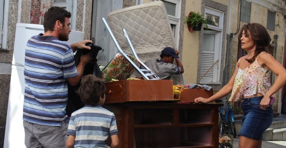 Em 'A Força do Querer', Bibi (Juliana Paes), Rubinho (Emilio Dantas) e o filho são despejados — Foto: Duda Freitas/Gshow