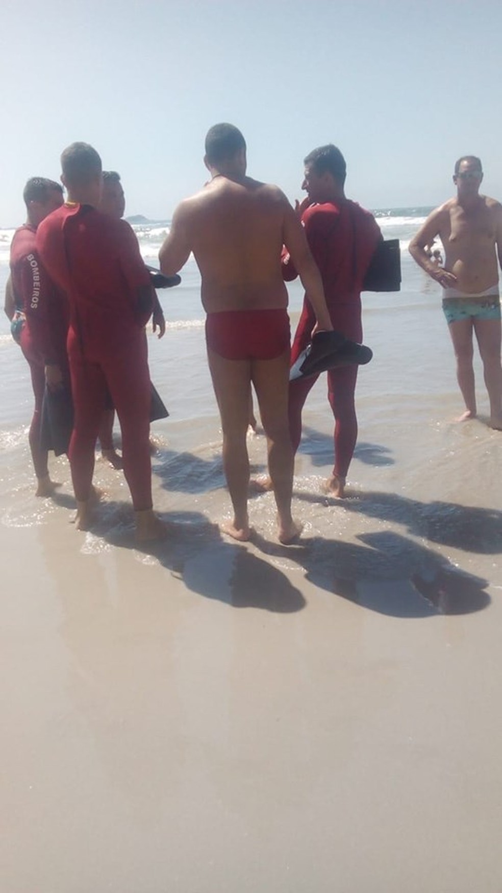 Bombeiros iniciaram buscas logo após turista desaparecer no mar em Guarujá, SP. — Foto: Reprodução/Baixada Santista em Alerta