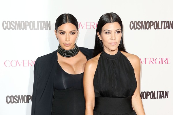 Kim e Kourtney Kardashian durante um evento em Wes Hollywood (Foto: Getty Images)