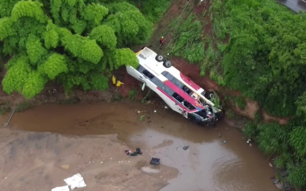 Ônibus que caiu em barranco na BR-153, em Aparecida de Goiânia — Foto: Reprodução/TV Anhanguera