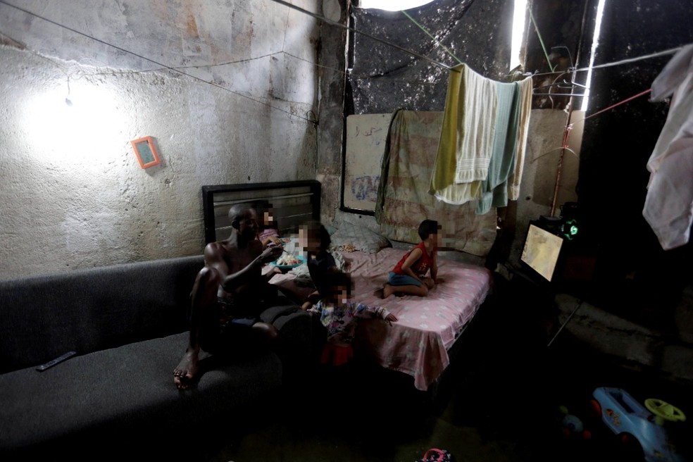 Marcelo Lourenço alimenta os filhos com doações. Eles moram em uma ocupação no Rio  — Foto: Domingos Peixoto/Agência O GLOBO