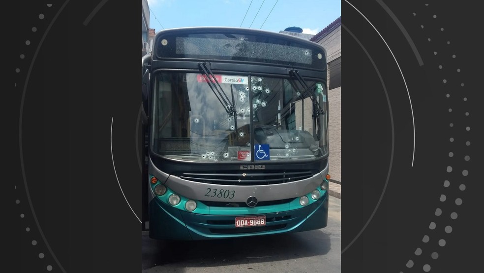 Ônibus alvejado no bairro Consolação, em Vitória — Foto: Reprodução/Redes sociais