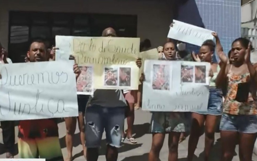 Grupo protesta após morte de criança em Salvador — Foto: Reprodução/TV Bahia