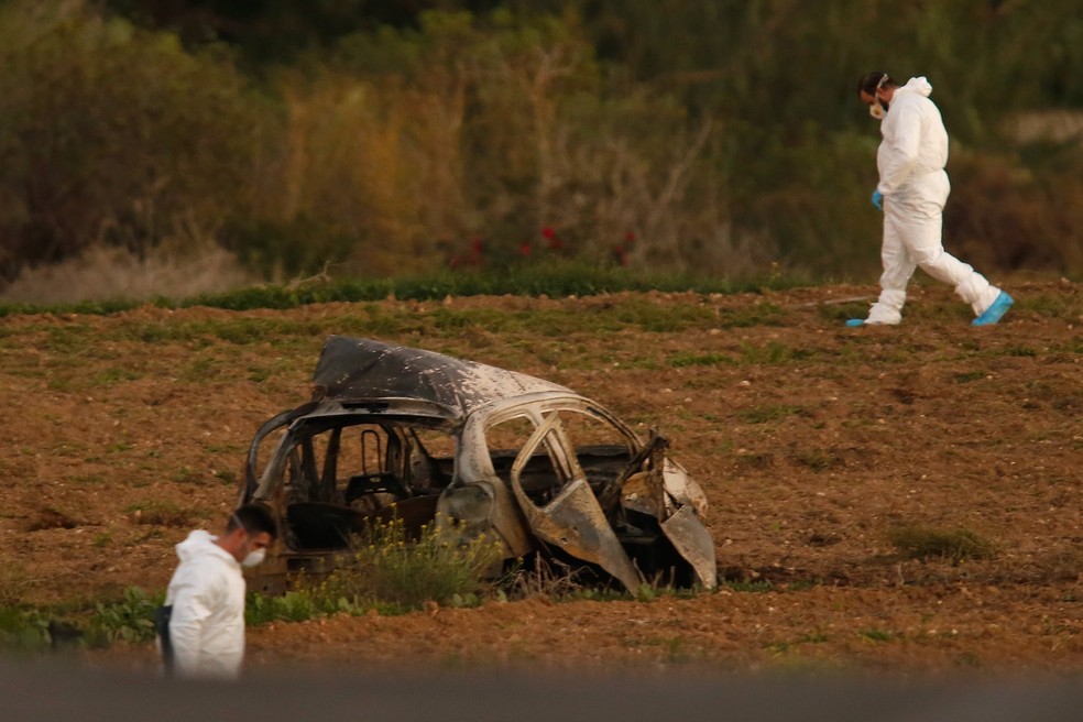 Equipe forense investiga área em que explosão matou a jornailsta blogueira Daphne Caruana Galizia, nesta segunda-feira (16) em Malta (Foto: REUTERS/Darrin Zammit Lupi)