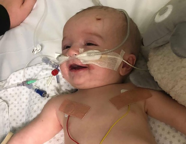 Bebê sorri após acorda de coma (Foto: Reprodução)