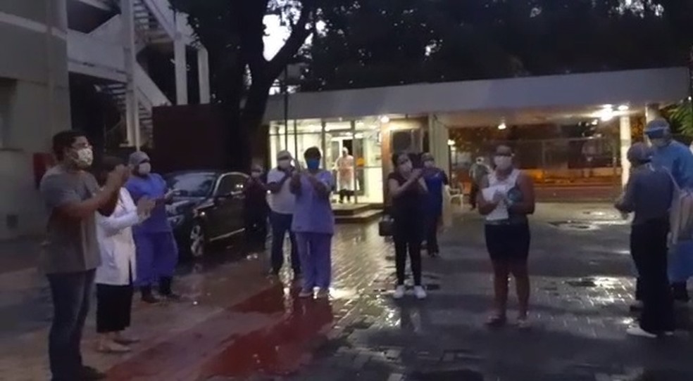 Mulher diagnosticada com a Covid-19 é aplaudida após receber alta do hospital — Foto: Divulgação /Ascom