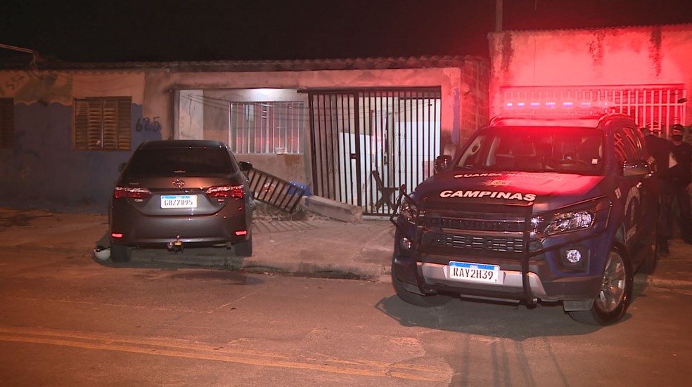 Motorista em fuga perde controle do veículo e bate em casa no Jardim Shangai, em Campinas (SP). — Foto: Reprodução/EPTV
