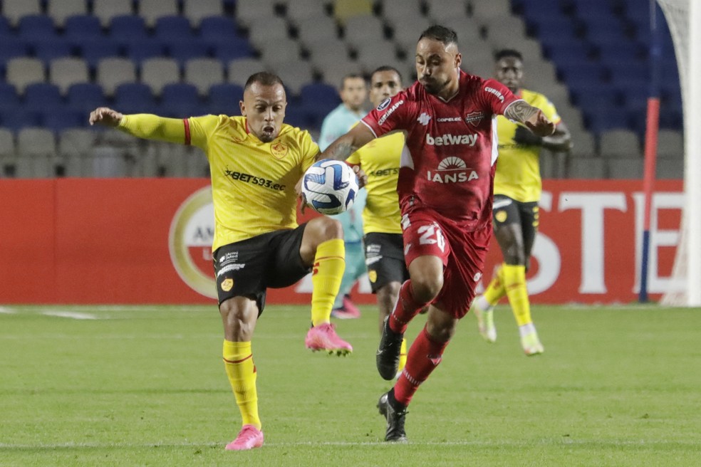  Vega, do Aucas, disputa a bola com Henr&iacute;quez, do &Ntilde;ublense &mdash; Foto: EDUARDO FORTES / PHOTOSPORT / AFP