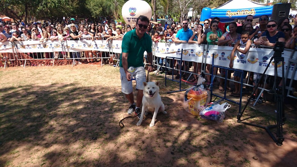 Edmilson Morandi e Aquiles, o cão mais exótico (Foto: Tiago de Moraes/G1)