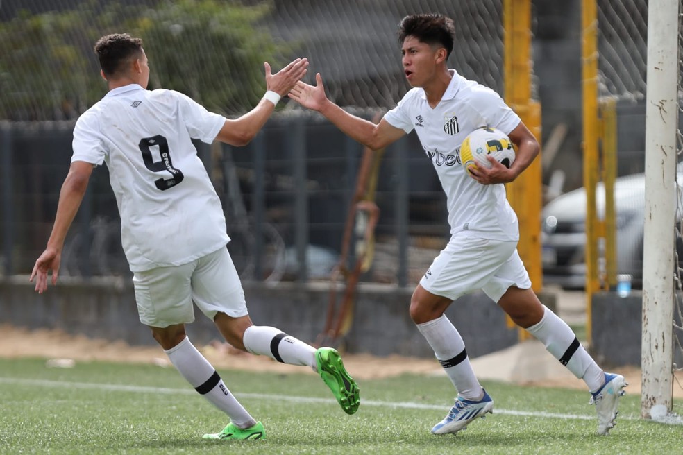Miguelito comemora gol com Deivid durante jogo entre Santos e Athletico-PR — Foto: Pedro Ernesto Guerra Azevedo/Santos FC