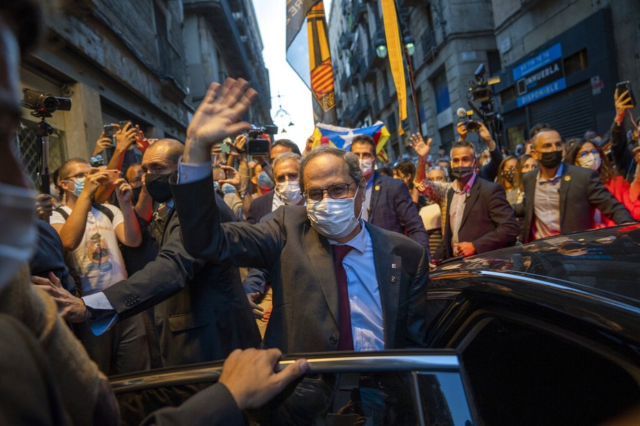 Governador afastado da Catalunha, Espanha, Quim Torra acena para a multidão, em Barcelona