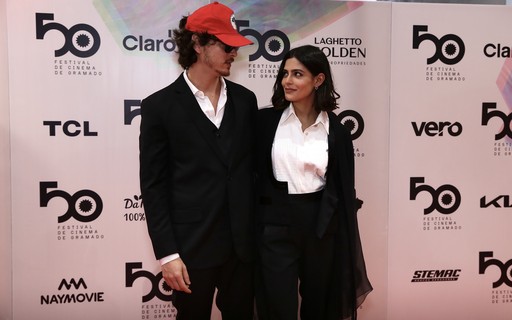 Julia Dalavia e João Vithor Oliveira assumem namoro no Festival de Cinema de Gramado