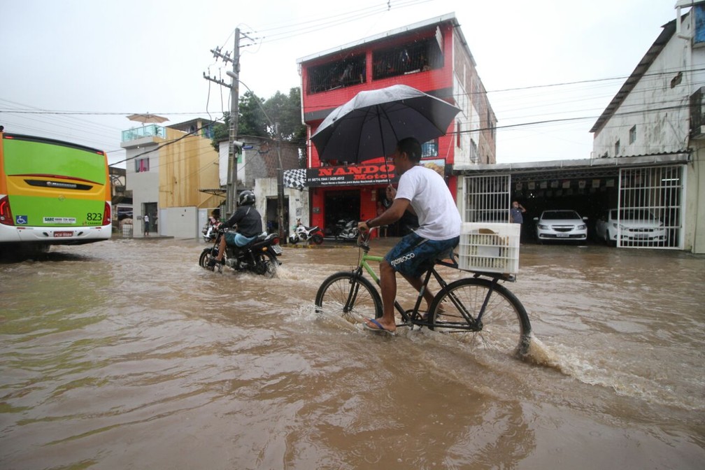 Em Afogados,  ciclista passa por alagamento nesta quarta (11) (Foto: Marlon Costa/Pernambuco Press)