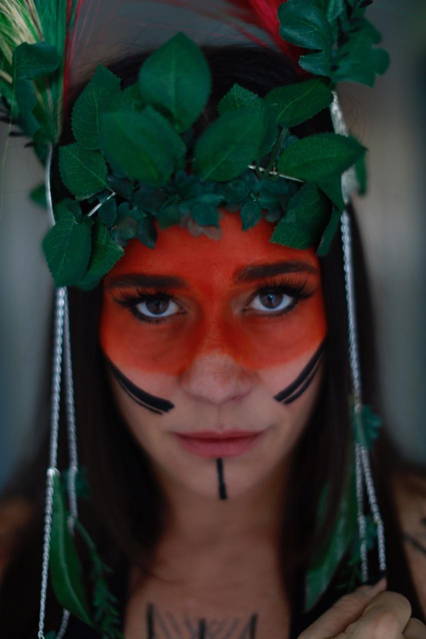 Alessandra Negrini se veste de indígena no Carnaval (Foto: Divulgação)