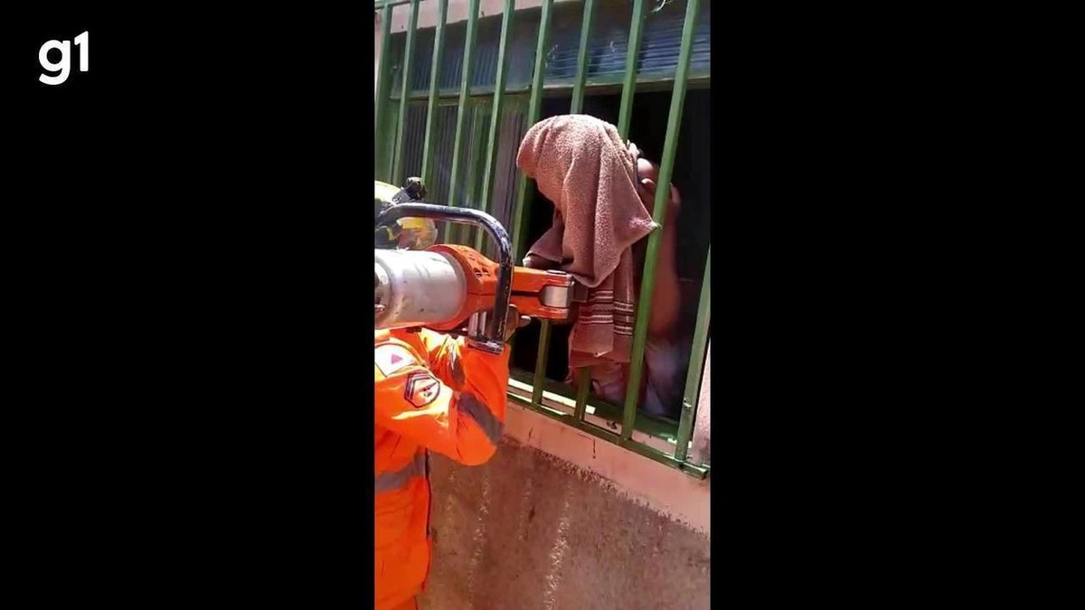 VÍDEO: Bombeiros resgatam criança de 3 anos que prendeu a cabeça em grade de janela em MG