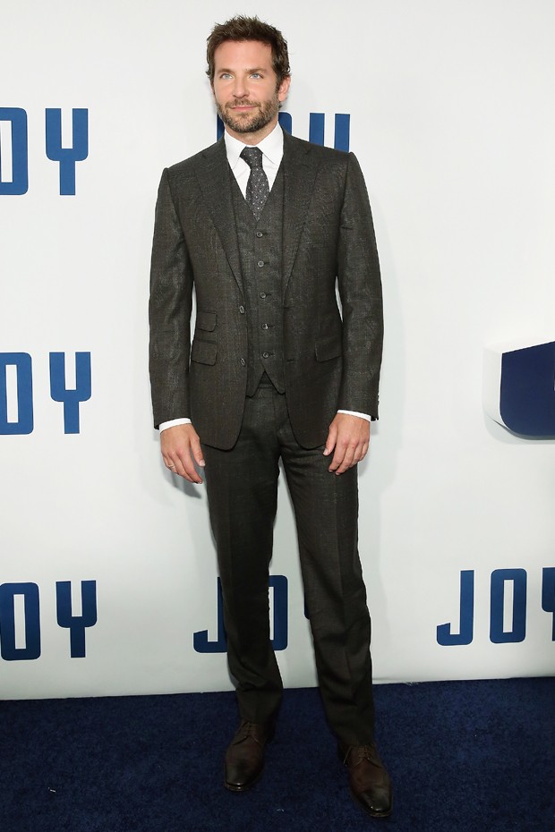 Bradley Cooper: bônus de elegância para o terno impecavelmente cortado (Foto: Getty Images)