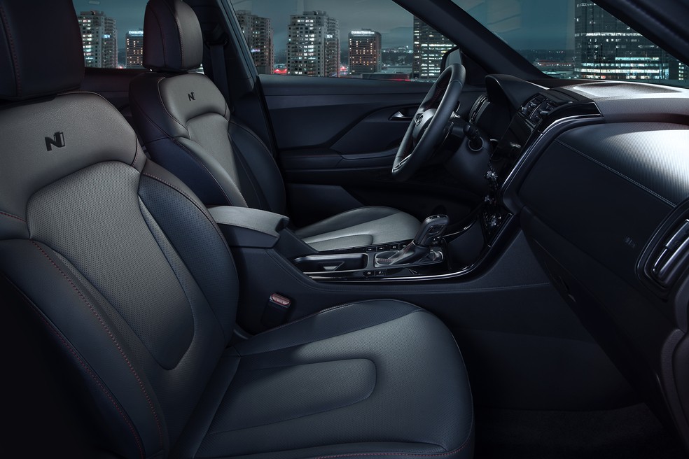 Novo Hyundai Crerta N Line tem interior com bancos revestidos de couro preto e costuras vermelhas — Foto: Divulgação
