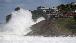 Passagem do ciclone Yakecan provoca ressaca nas praias do Rio — Foto: Fabiano Rocha / Agência O Globo