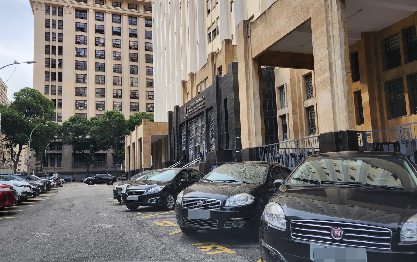 Na Rua da Imprensa, segundo relatório do vereador, em vez de 15, o Tribunal Regional do Trabalho ocupa 74 vagas — Foto: Lucas Tavares