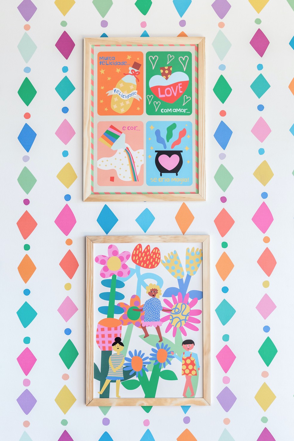 A decora&ccedil;&atilde;o super colorida da Mooui ganhou a companhia de madeira, branco e verde menta &mdash; Foto: Mariana Lima / Divulga&ccedil;&atilde;o