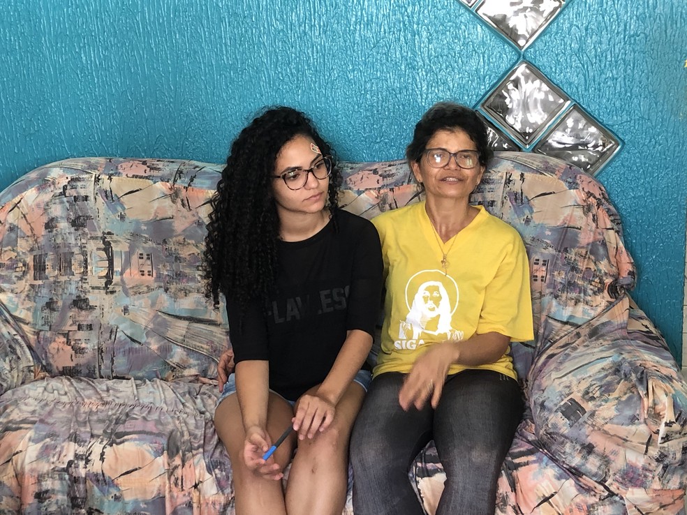 Laís Acioli com a mãe, que foi diagnosticada com câncer de mama no início de 2019 — Foto: Laís Milena/G1