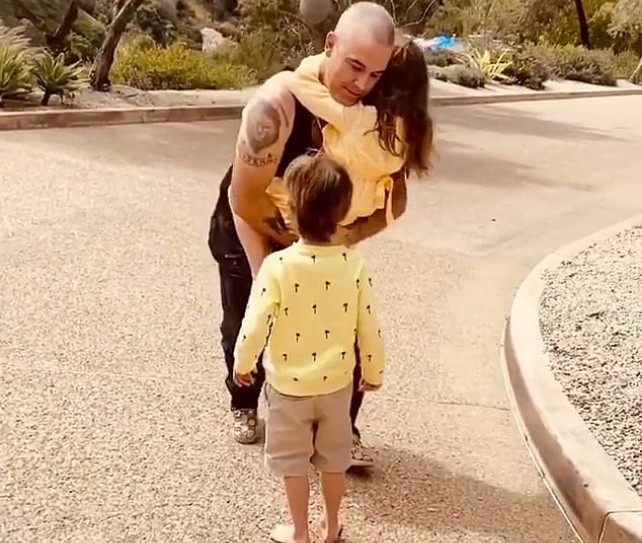 O músico Robbie Williams em seu reencontro com os filhos após 21 dias de quarentena por conta do coronavírus (Foto: Instagram)