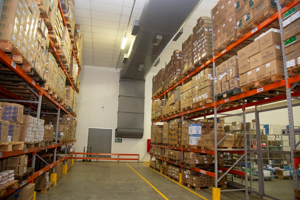 Vereadores encontraram medicamentos e insumos vencidos no Centro de Distribuição de Cuiabá — Foto: TCE-MT