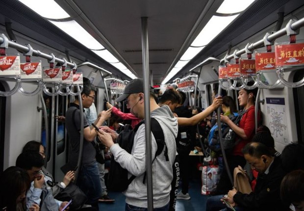 Passageiros dentro de metrô na China (Foto: Donat Sorokin/Getty Images)