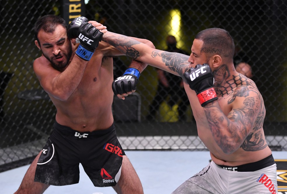 Daniel Rodriguez acerta um golpe em Gabriel Green na sua vitória no UFC: Woodley x Burns — Foto: Getty Images