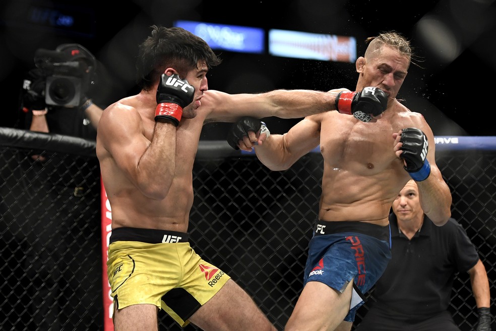 Vicente Luque acerta em cheio o rosto de Niko Price no UFC 249 — Foto: Getty Images