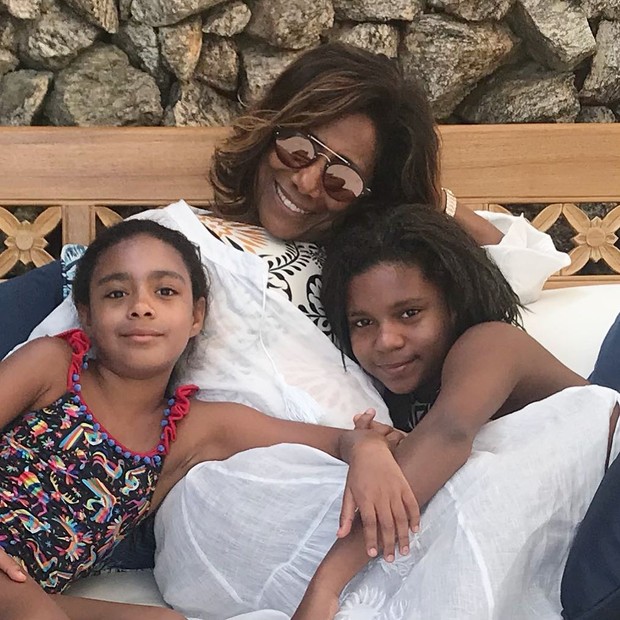 Gloria Maria faz registro fofo com as filhas Laura e Maria (Foto: Reprodução/Instagram)