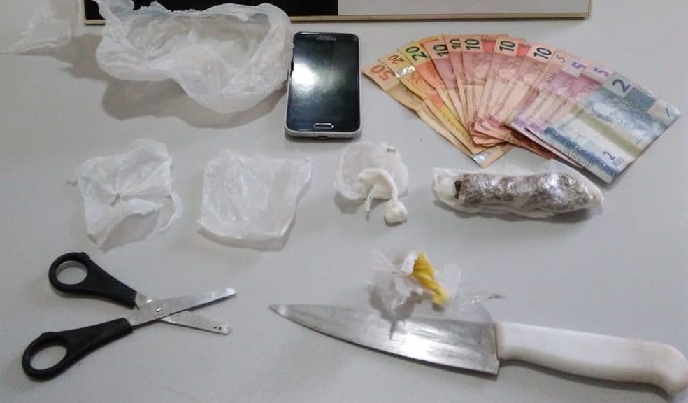 Na casa de um dos suspeitos, policiais encontraram material que seria usado para vender drogas — Foto: Cedida/Polícia Civil