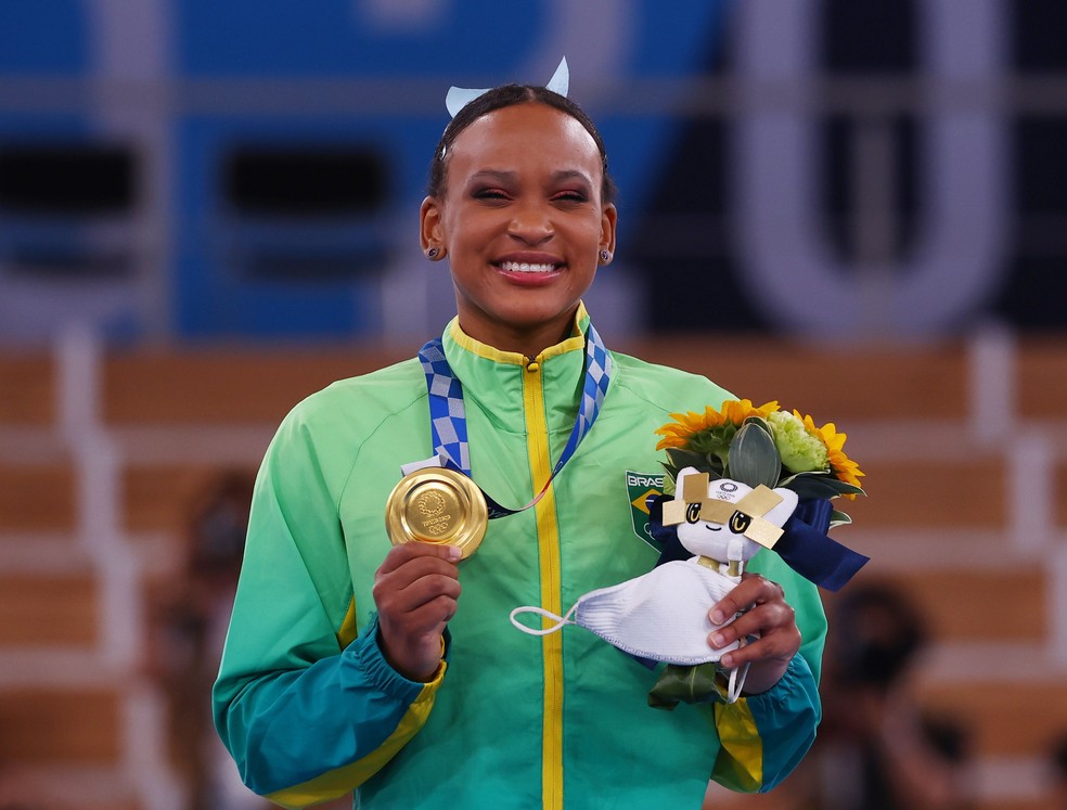 Rebeca Andrade segura a medalha de ouro — Foto: Mike Blake/Reuters