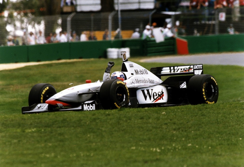 David Coulthard comemora a vitória no GP da Austrália de 1997, com a McLaren — Foto: Sprint Press/ullstein bild via Getty Images