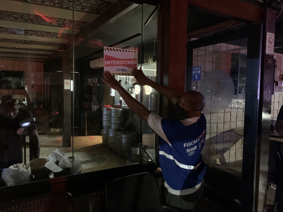 Bar interditado no bairro da Pituba, em Salvador, por descumprir protocolos e causar aglomerações — Foto: Sedur/ Divulgação