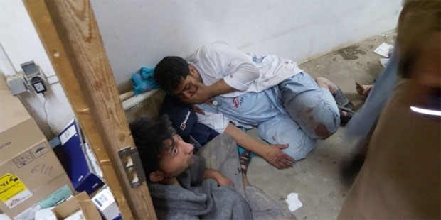 Pessoas são vistas em hospital dos Médicos Sem Fronteiras em Kunduz, no Afeganistão, logo após bombardeio atingir o local neste sábado  (Foto: Divulgação/Médicos Sem Fronteiras )