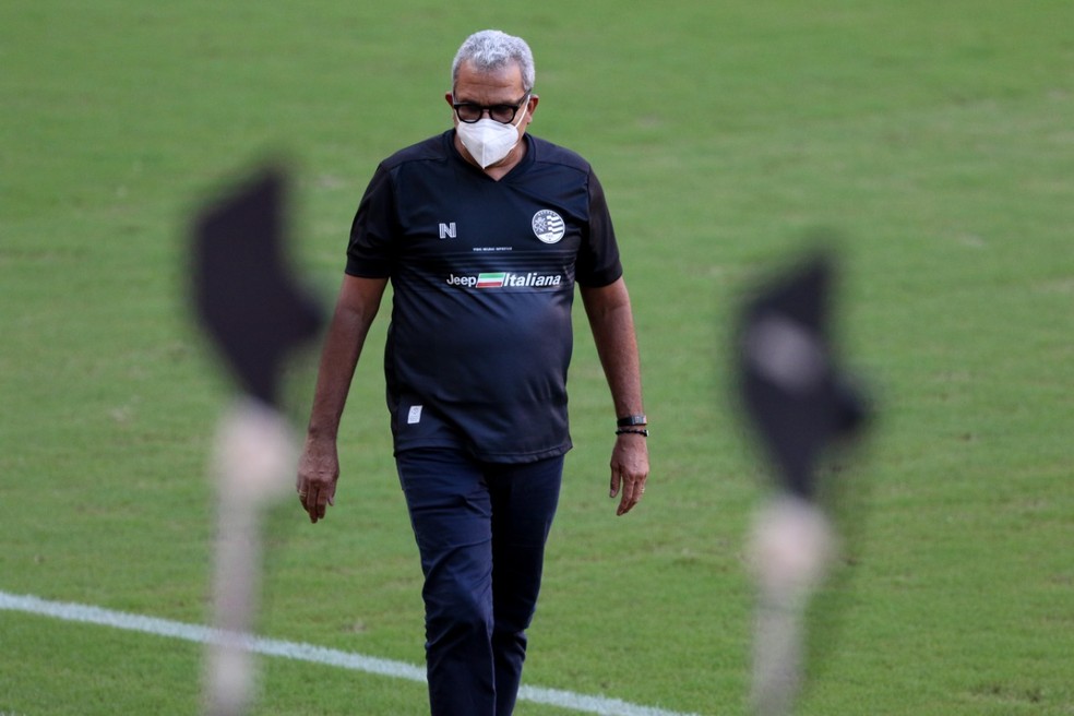 H&Atilde;&copy;lio dos Anjos, t&Atilde;&copy;cnico do N&Atilde;&iexcl;utico &acirc; Foto: Marlon Costa/Pernambuco Press