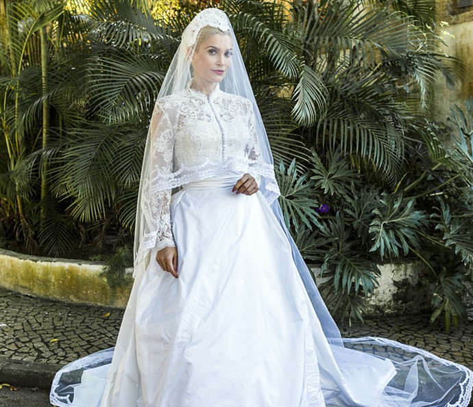 Flávia Alessandra posa com o novo vestido de noiva de Sandra em 'Êta Mundo Bom!' (Foto: Ellen Soares/Gshow)
