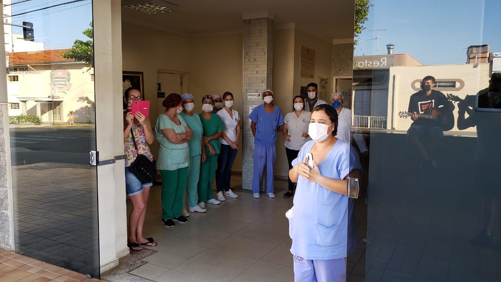 Ação emocionou médicos, enfermeiros e colaboradores da Santa Casa de Lins — Foto: Arquivo pessoal/Braw Vanci