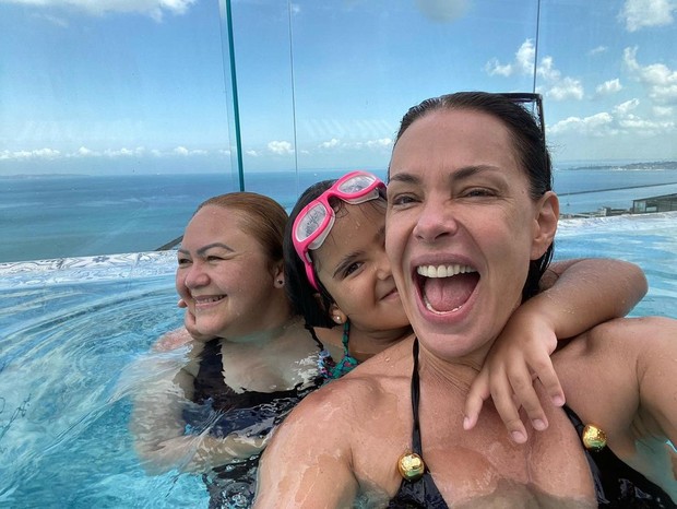 Carolina Ferraz com a filha e a amiga (Foto: Reprodução/Instagram)