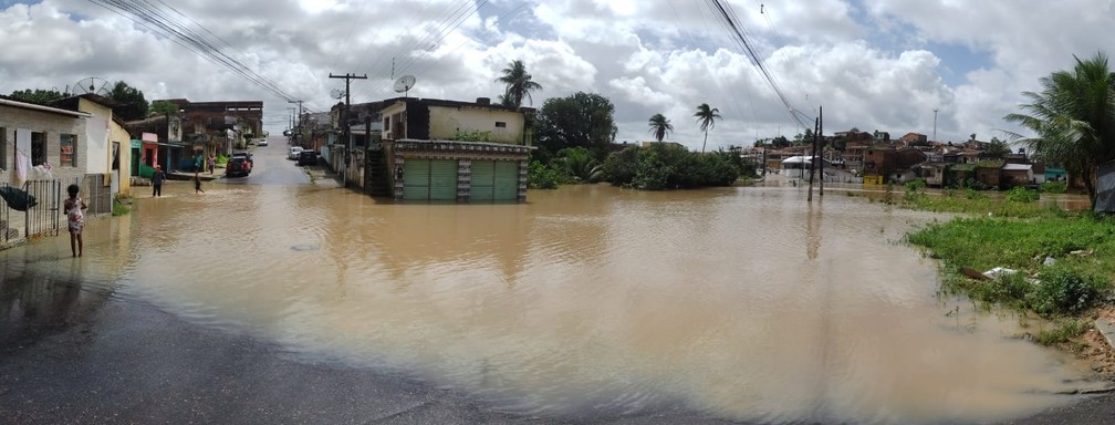 Rio Carimã transbordou e alagou o bairro dos Lotes, em Barreiros, na Mata Sul, encobrindo ponte — Foto: Ima Albuquerque/TV Globo