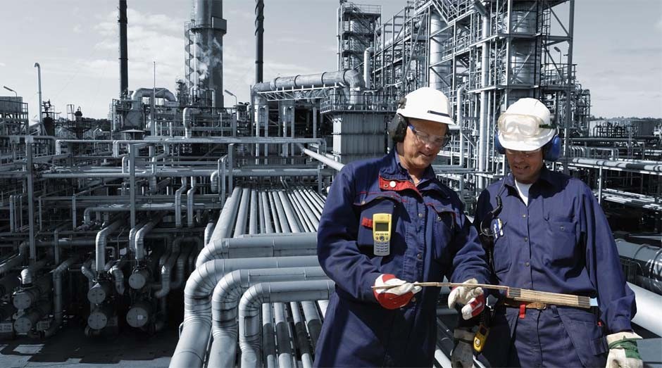 Profissional da área de petróleo: setor paga bons salários (Foto: Reprodução)