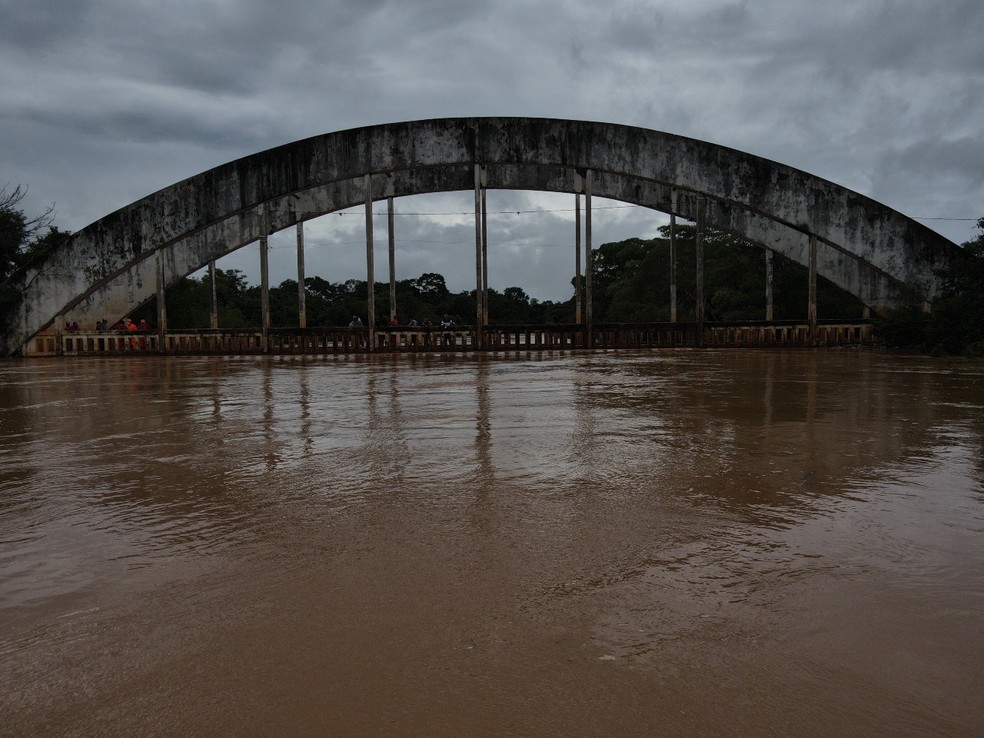 Rio Paranaíba transbordou sobre a Ponte do Arco, no Bairro Nossa Senhora Aparecida em Patos de Minas, foto de arquivo — Foto: Corpo de Bombeiros/Divulgação