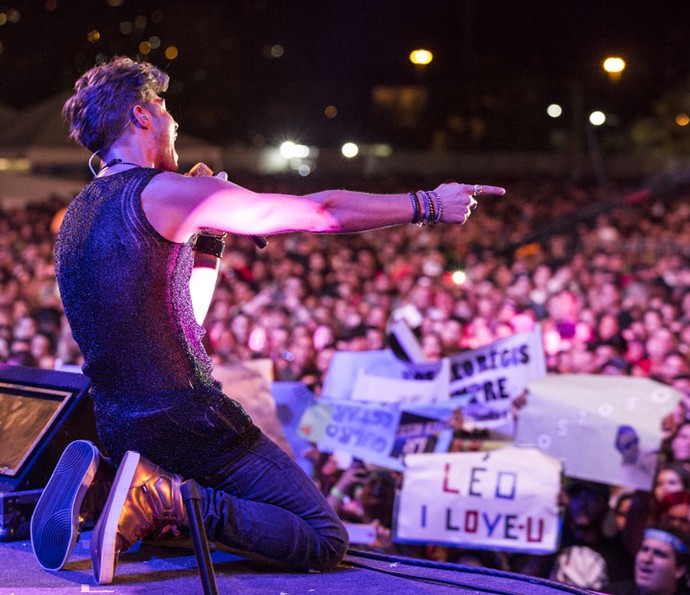 Léo Régis deixa fãs enlouquecidos durante show (Foto: Felipe Monteiro/Gshow)