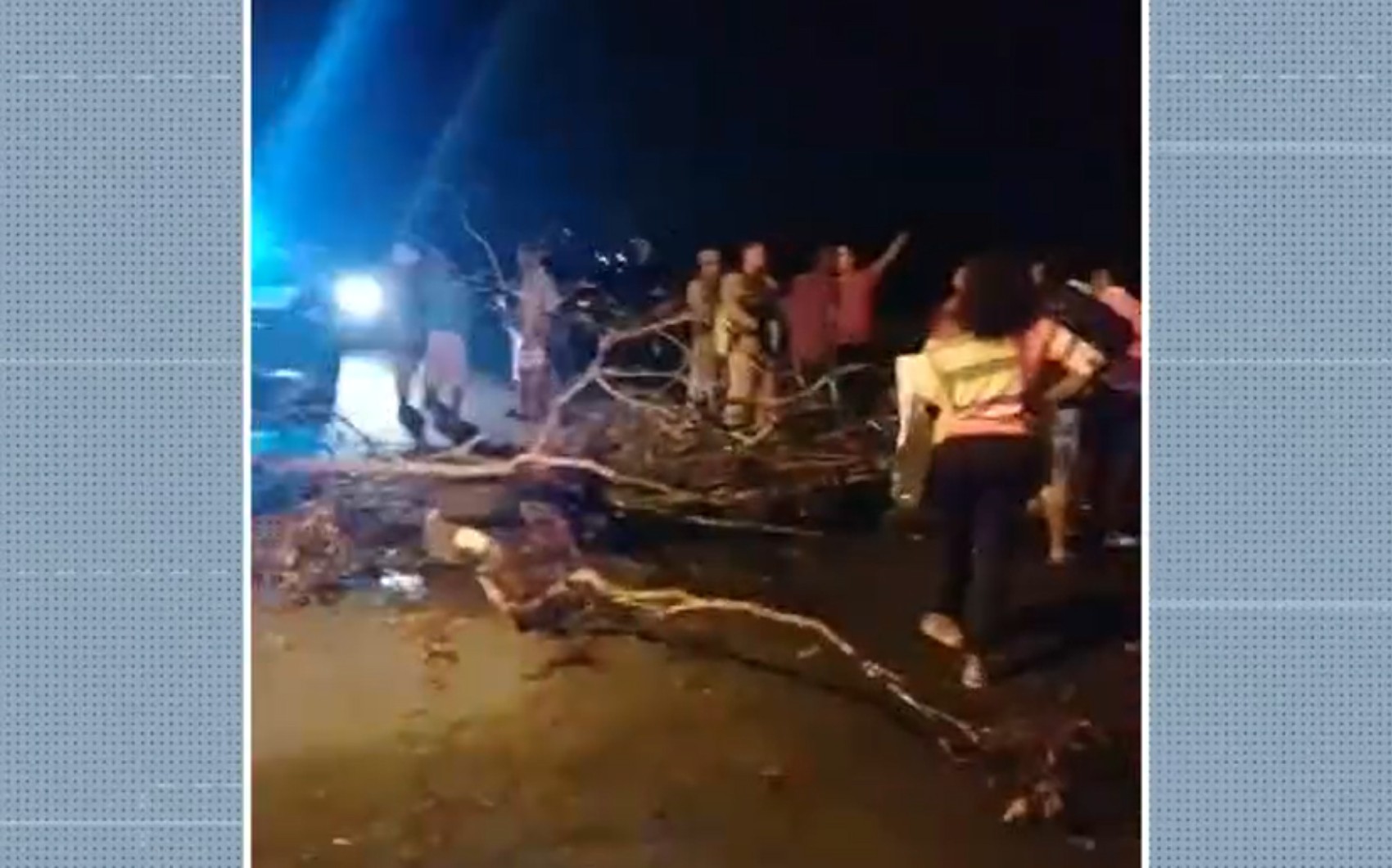 Moradores bloqueiam trecho de rodovia durante protesto em Candeias, na Região Metropolitana de Salvador