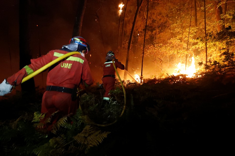 Bombeiros combatem incêndio na Espanha (Foto: Spanish Defence Ministry/UME/Luismi Ortiz/Handout via REUTERS )